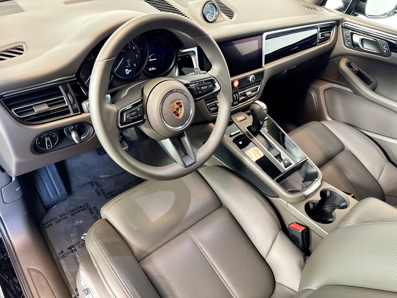 Certified 2025 Porsche Macan image 4