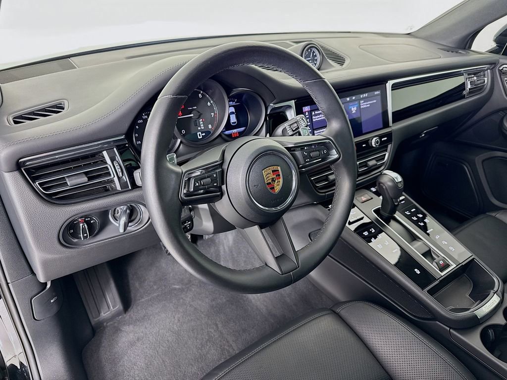 Certified 2025 Porsche Macan image 4