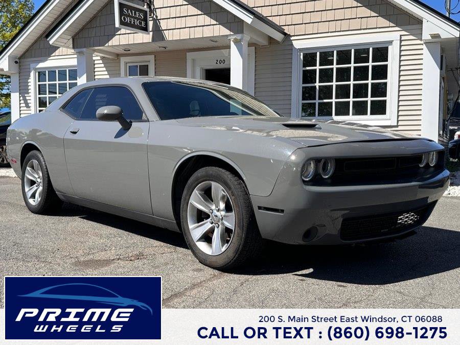 Used 2017 Dodge Challenger SXT RWD image 1