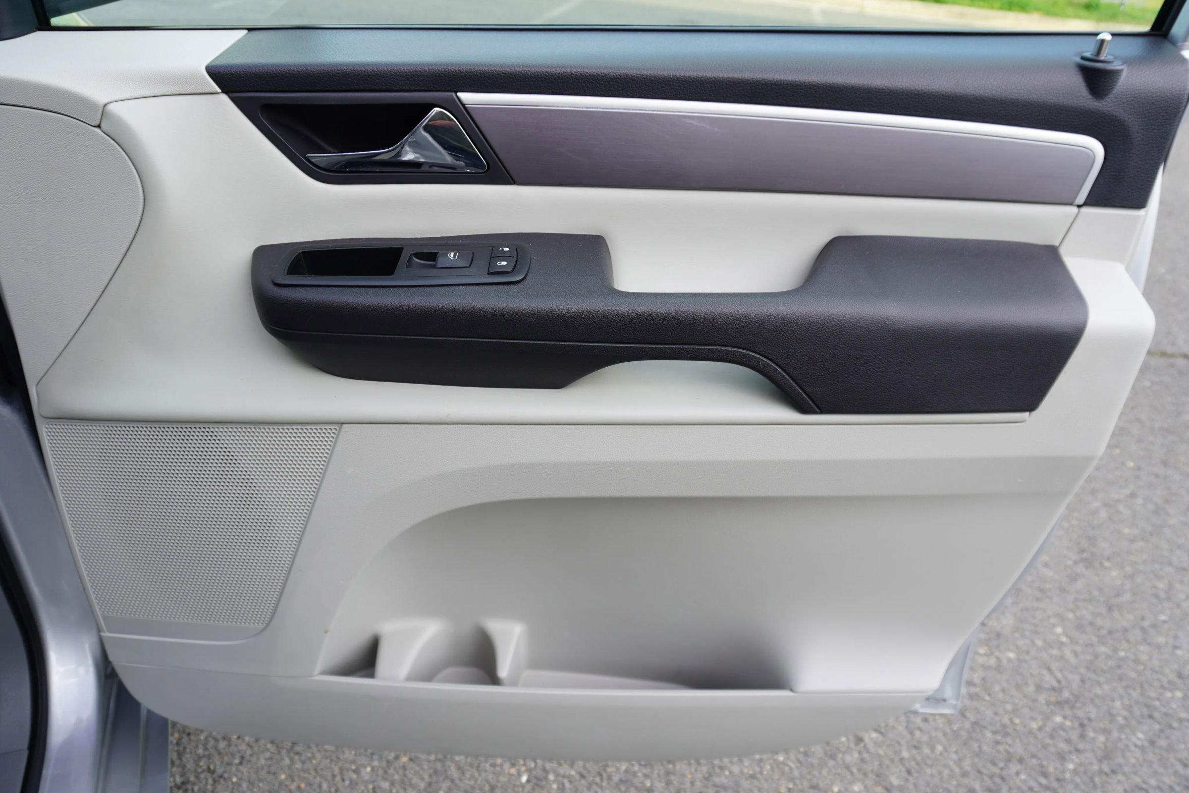 Used 2012 Volkswagen Routan SE FWD image 28
