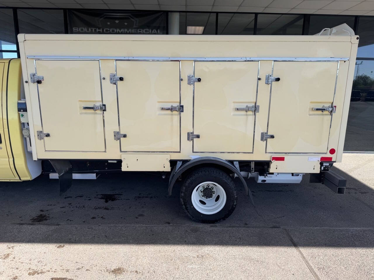 Used 2021 Ford E-450 and Econoline 450 Super Duty RWD image 3