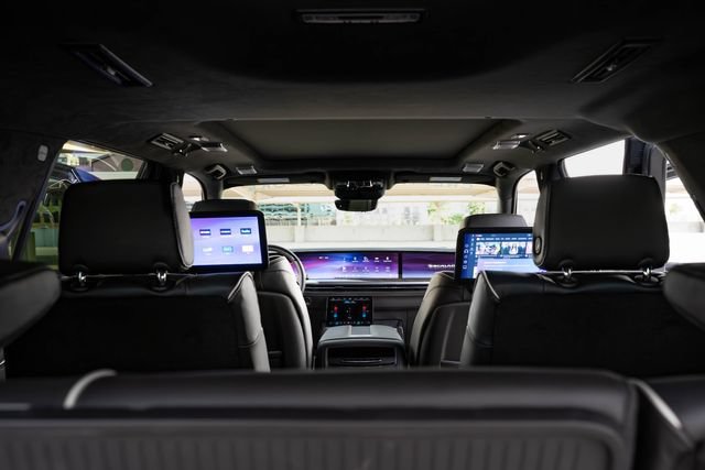 Used 2026 Cadillac Escalade Platinum Sport w/ LPO, ONYX Package AWD/4WD image 8