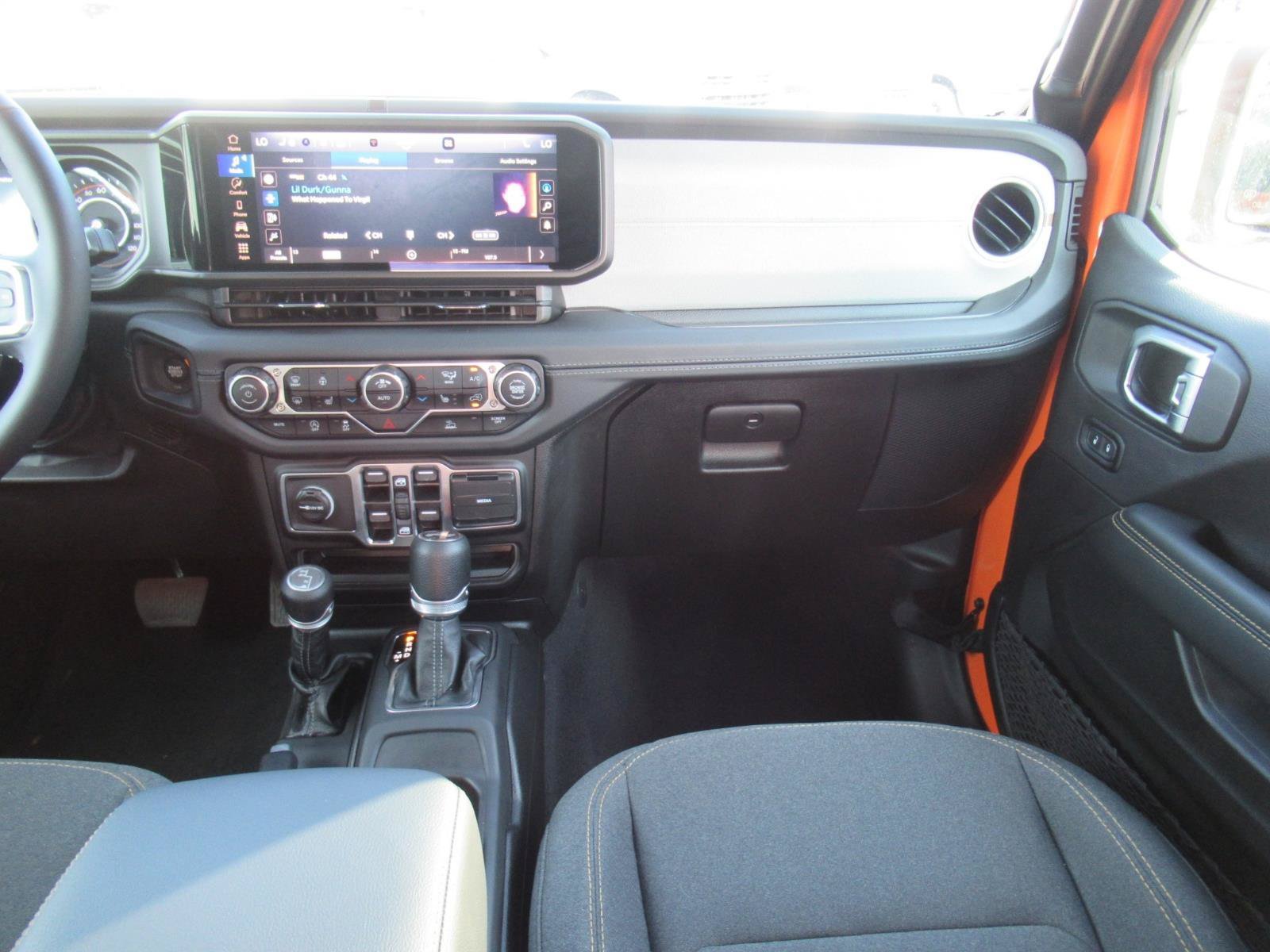 Used 2025 Jeep Wrangler Unlimited Sahara AWD/4WD image 15