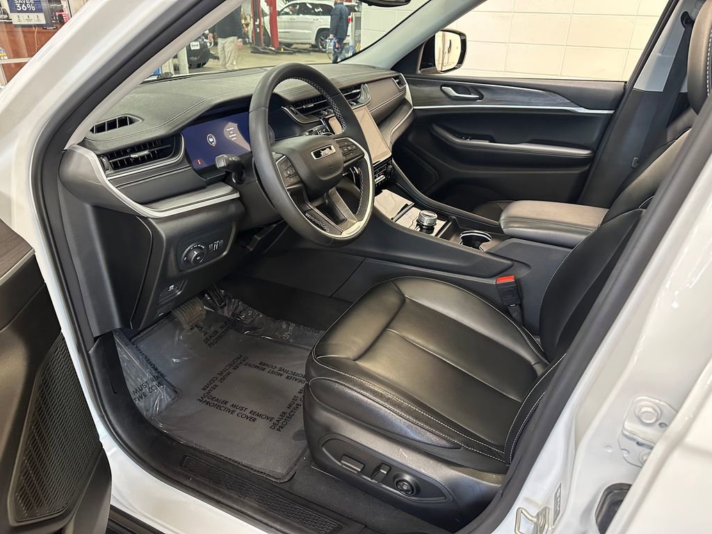 Certified 2023 Jeep Grand Cherokee Limited w/ Trailer Tow Prep Group (B) image 9