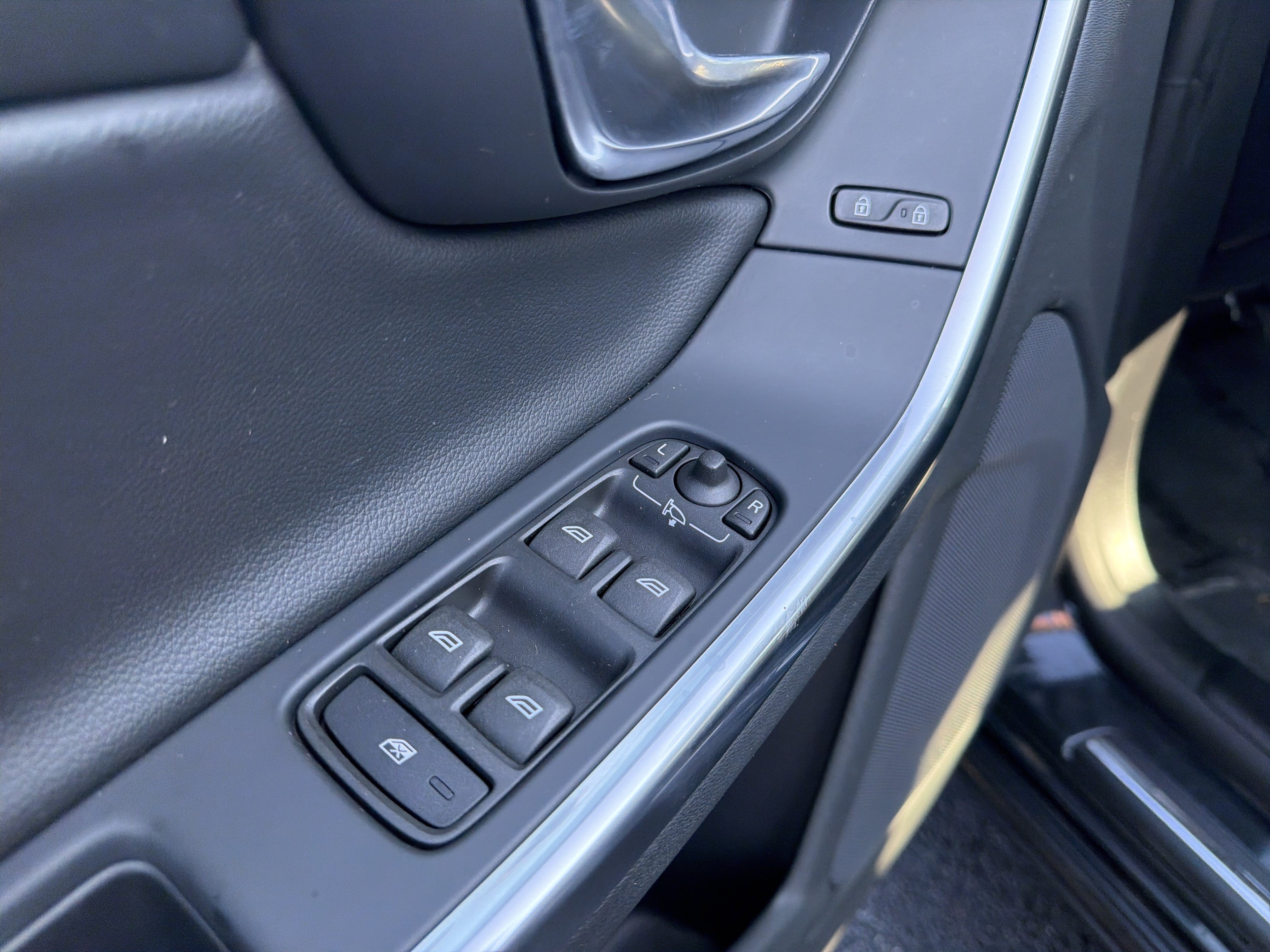 Used 2015 Volvo S60 T5 Platinum AWD/4WD image 18