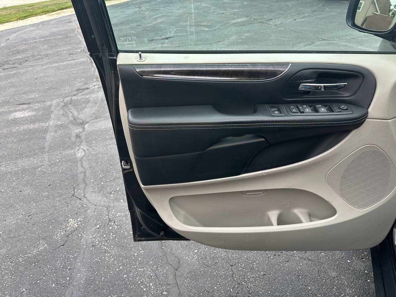 Used 2015 Chrysler Town & Country Touring FWD image 17
