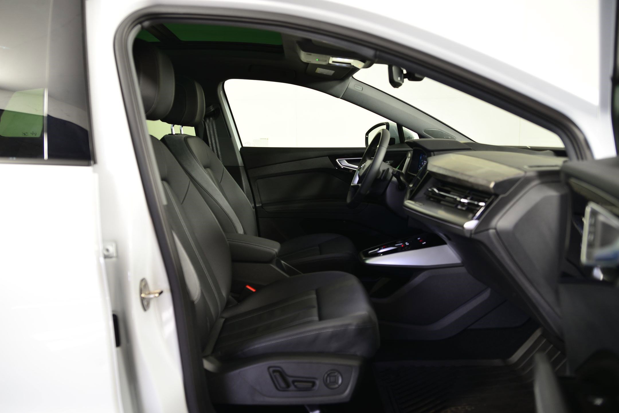 Used 2025 Audi Q4 e-tron Prestige w/ Black Optic Package image 20