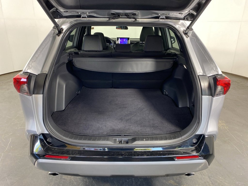 Used 2025 Toyota RAV4 SE image 27