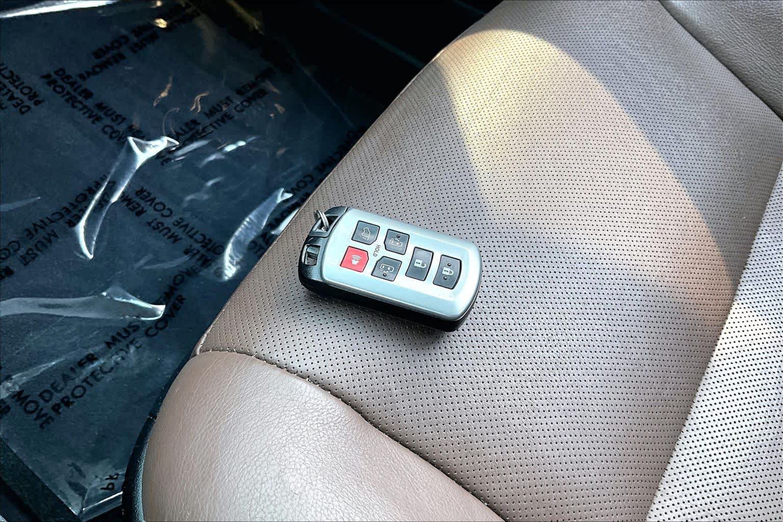 Used 2019 Toyota Sienna Limited Premium w/ Carpet Mat Package AWD/4WD image 15