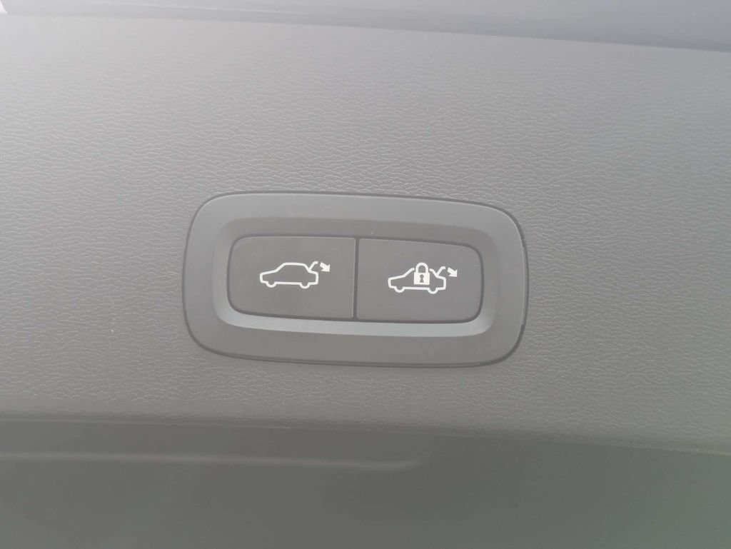 Certified 2025 Volvo XC40 B5 Plus AWD/4WD image 14