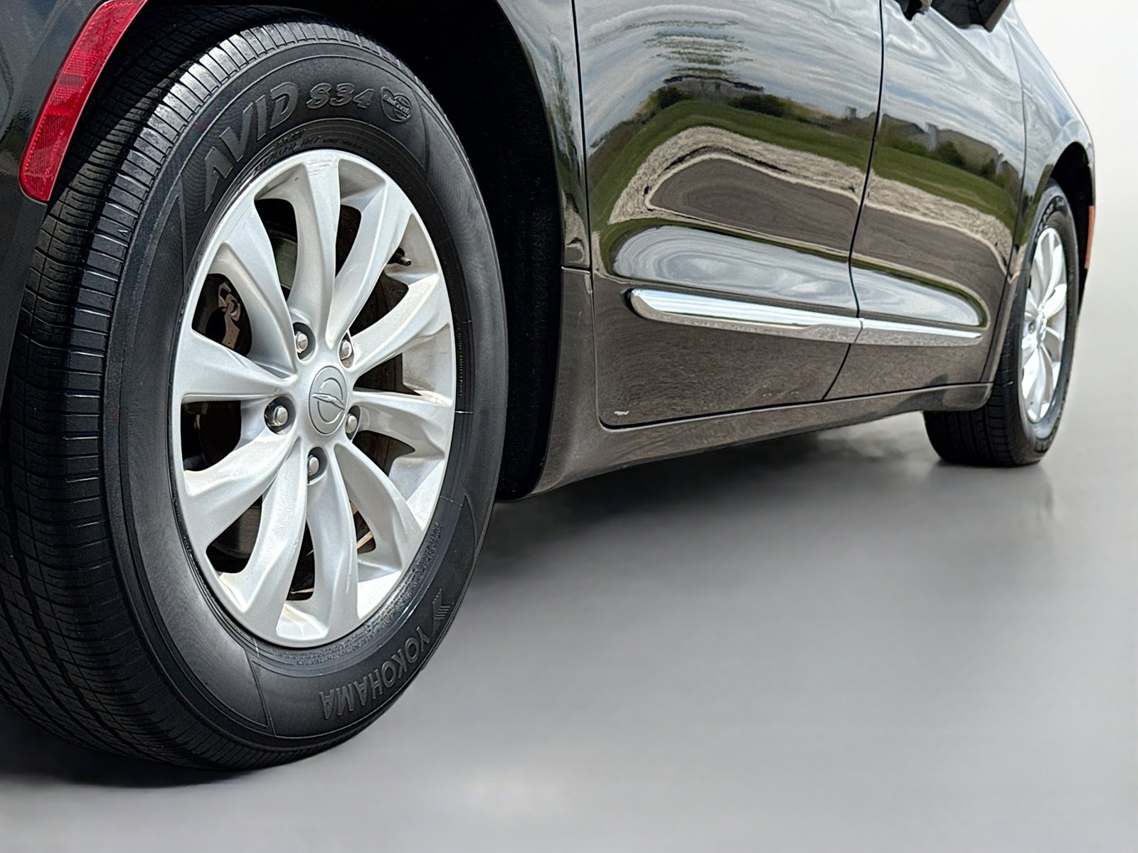 Used 2017 Chrysler Pacifica Touring-L FWD image 15