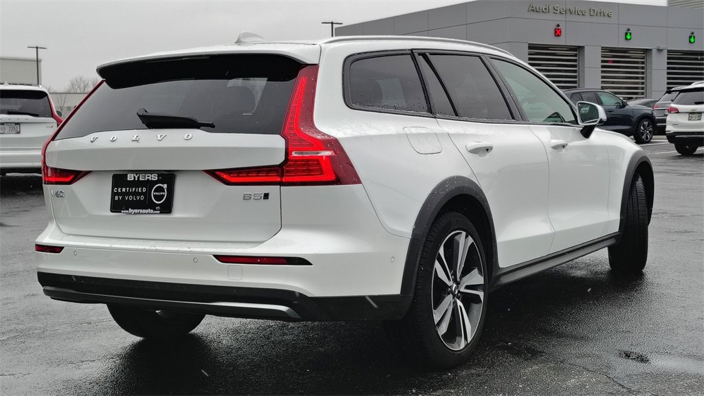 Certified 2025 Volvo V60 B5 Cross Country Plus image 3