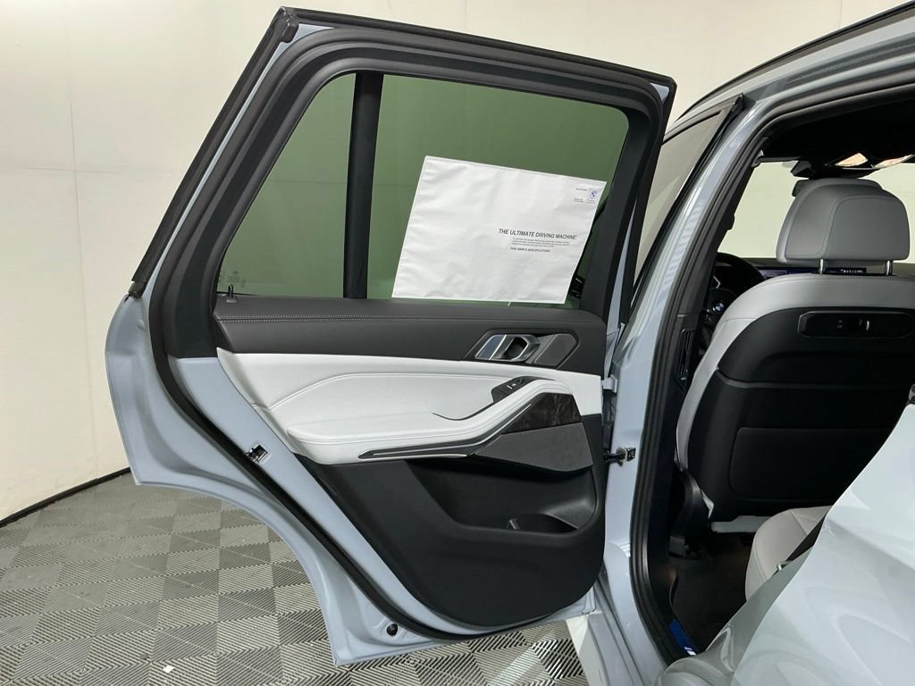 New 2026 BMW X5 xDrive40i w/ M Sport Package AWD/4WD image 24