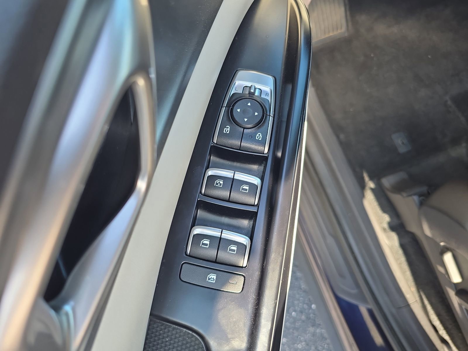 Used 2024 Kia Carnival LX FWD image 14