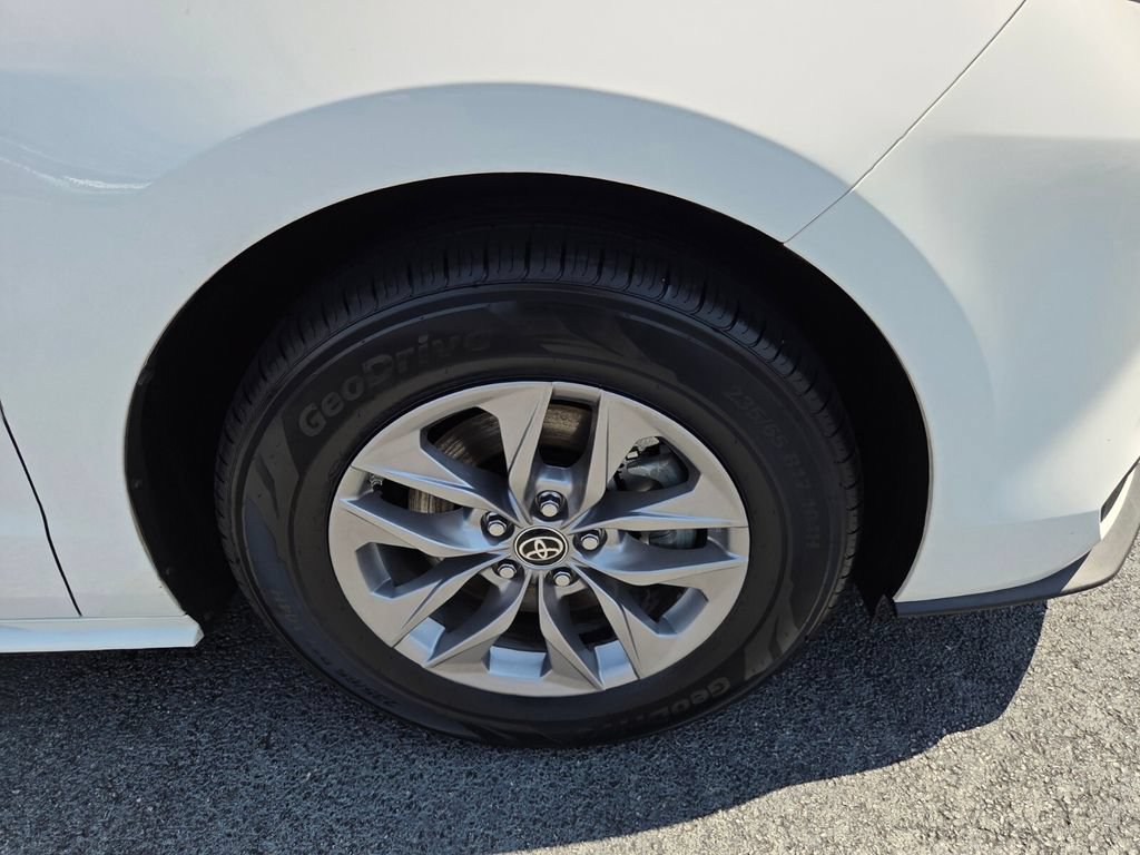 Certified 2025 Toyota Sienna LE FWD image 17