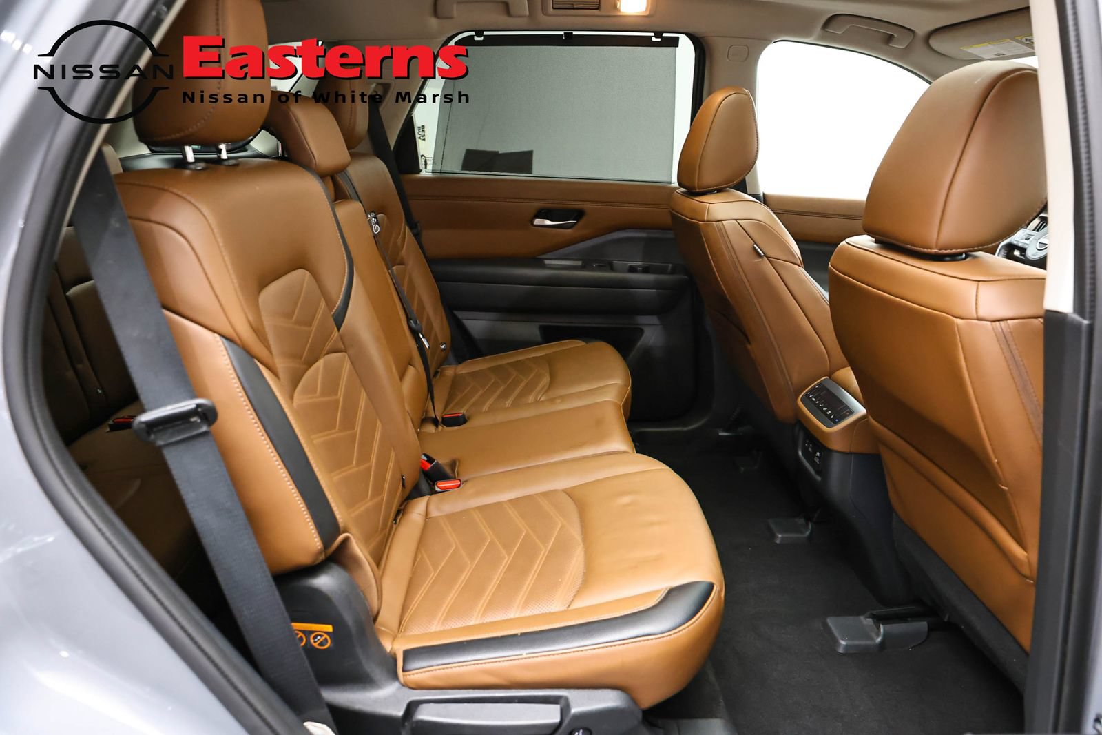 Used 2024 Nissan Pathfinder Platinum w/ Black Appearance Package AWD/4WD image 25