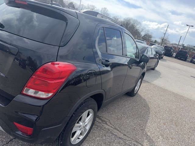 Used 2022 Chevrolet Trax LT w/ LT Convenience Package image 3