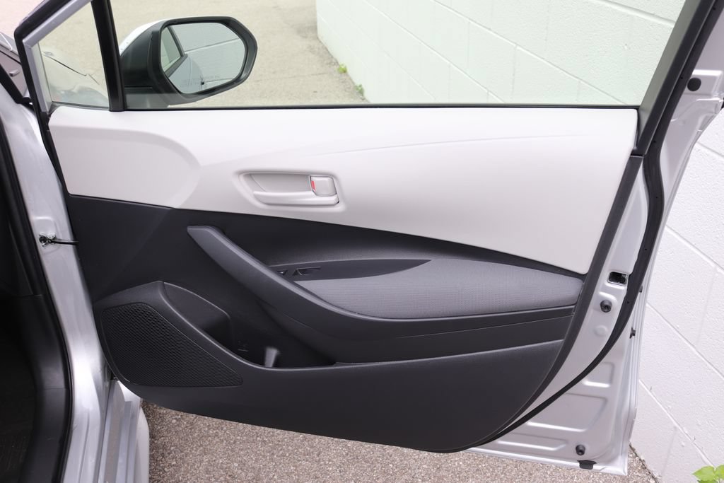 Used 2025 Toyota Corolla LE FWD image 12