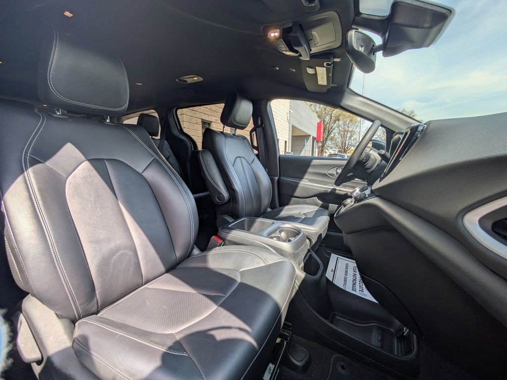 Used 2025 Chrysler Pacifica Select image 30