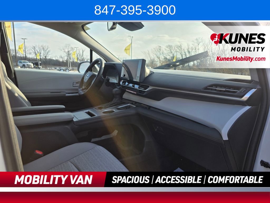 Used 2026 Toyota Sienna LE FWD image 27