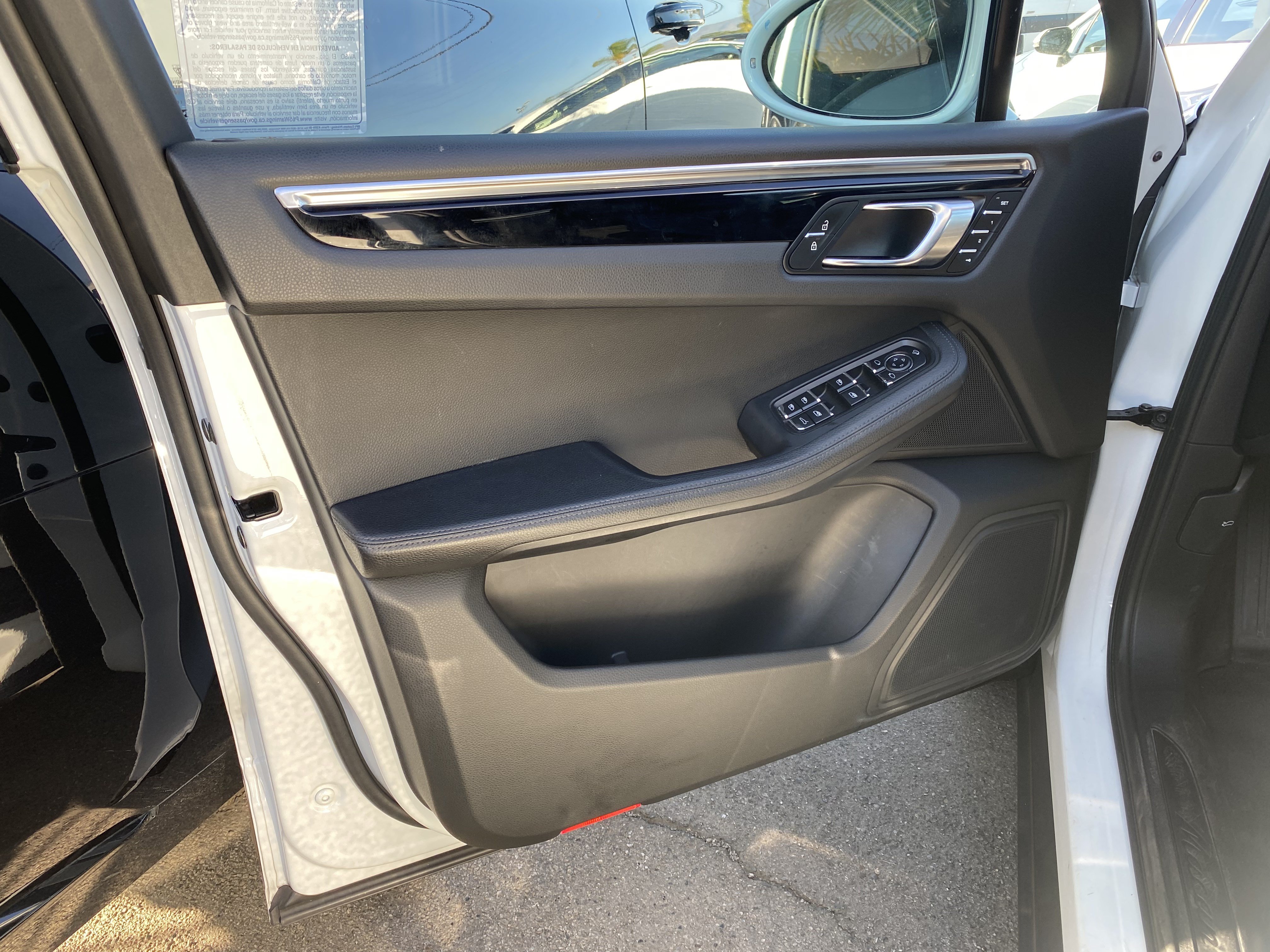 Used 2023 Porsche Macan AWD/4WD image 18