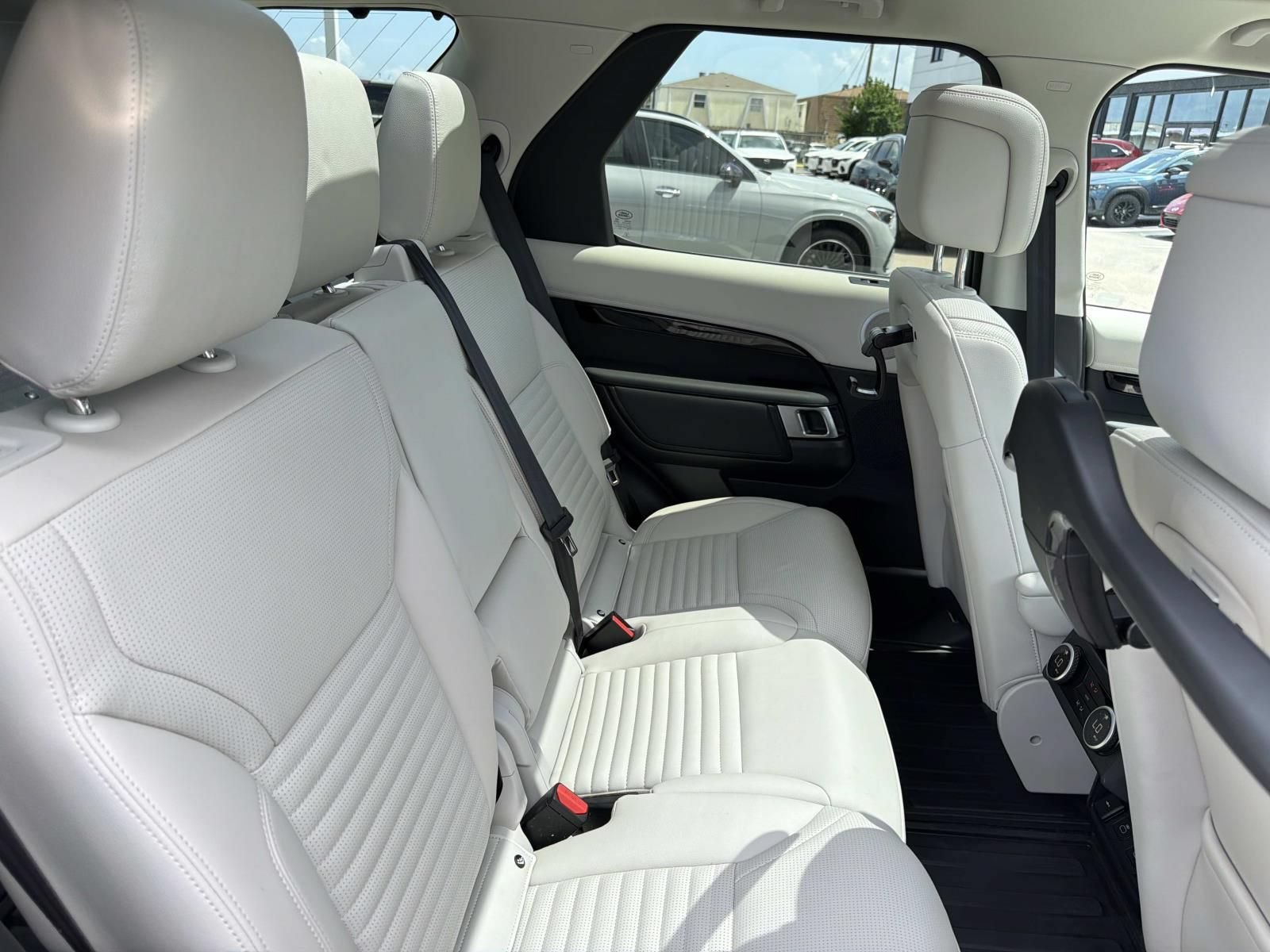 Used 2025 Land Rover Discovery S AWD/4WD image 9