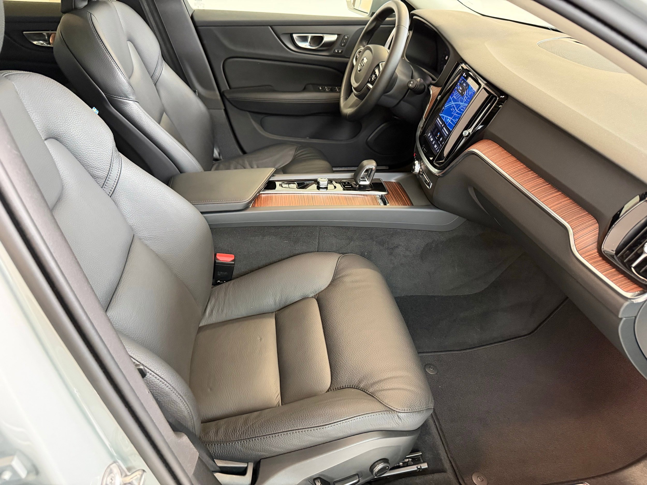 Certified 2025 Volvo V60 B5 Cross Country Plus AWD/4WD image 21