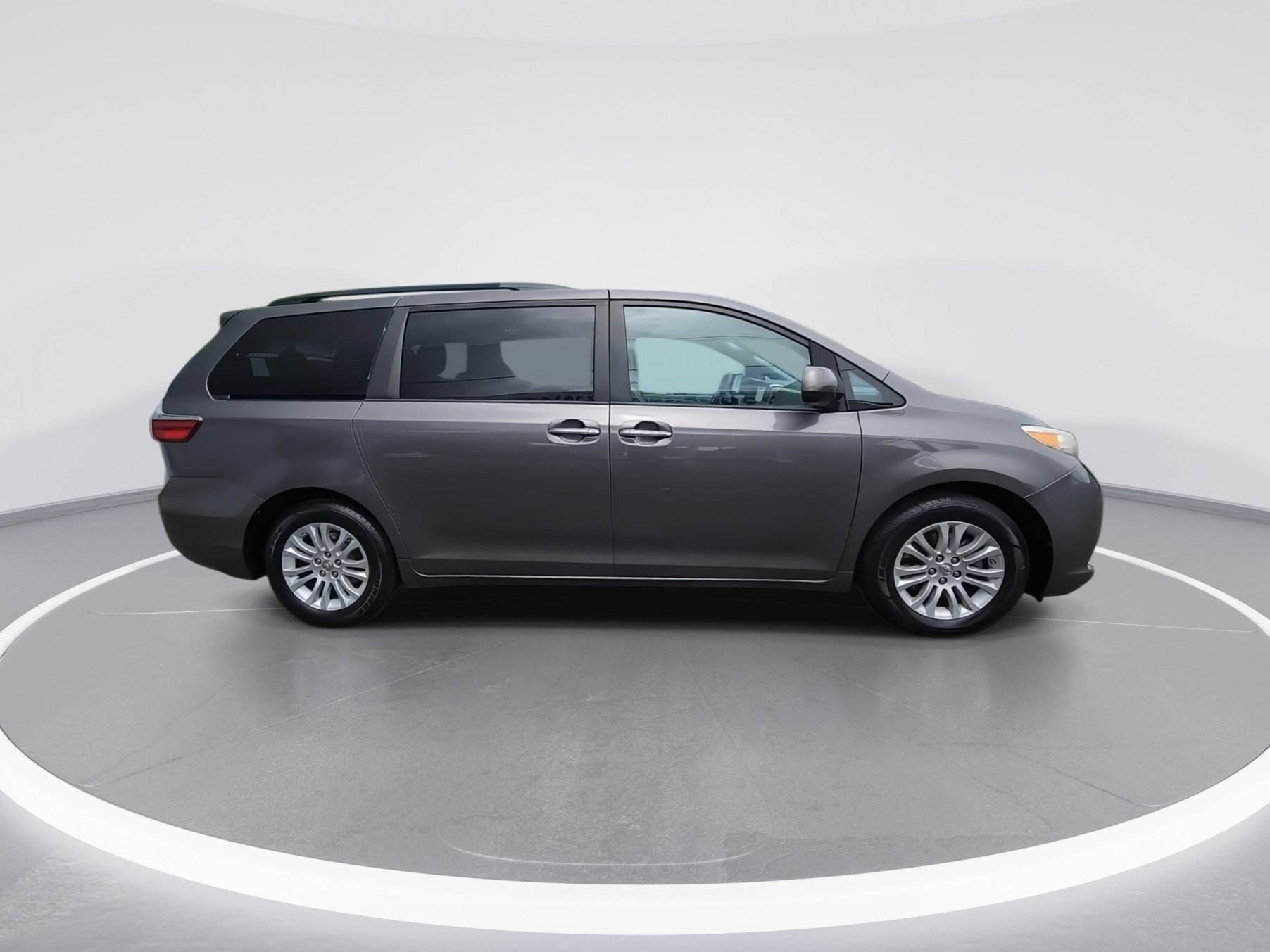 Used 2015 Toyota Sienna XLE w/ XLE Navigation Package image 9
