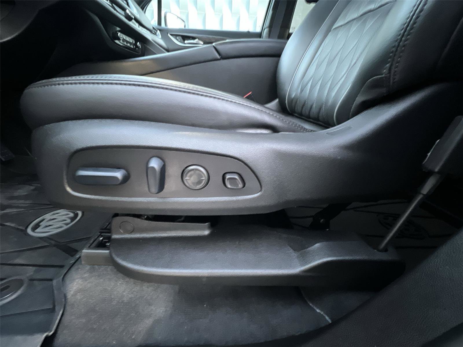 Used 2024 Buick Enclave Avenir image 11