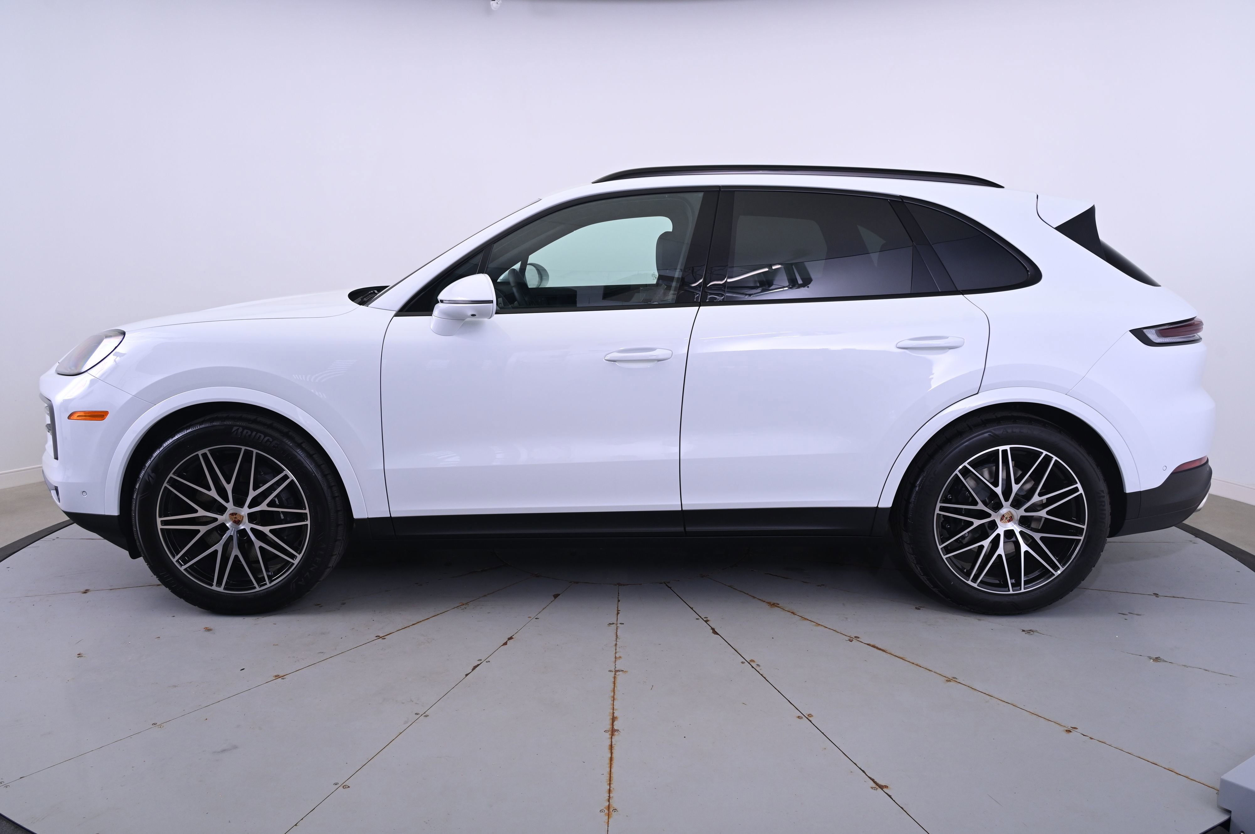 Certified 2025 Porsche Cayenne image 2