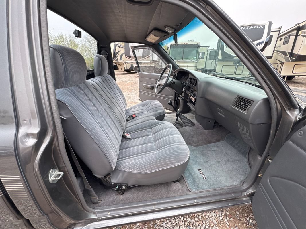 Used 1989 Toyota Pickup Deluxe AWD/4WD image 17