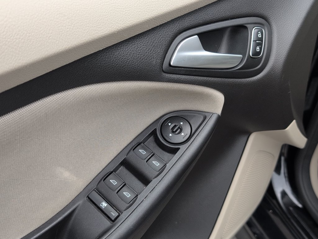 Used 2016 Ford Focus SE w/ SE Sport Package FWD image 9