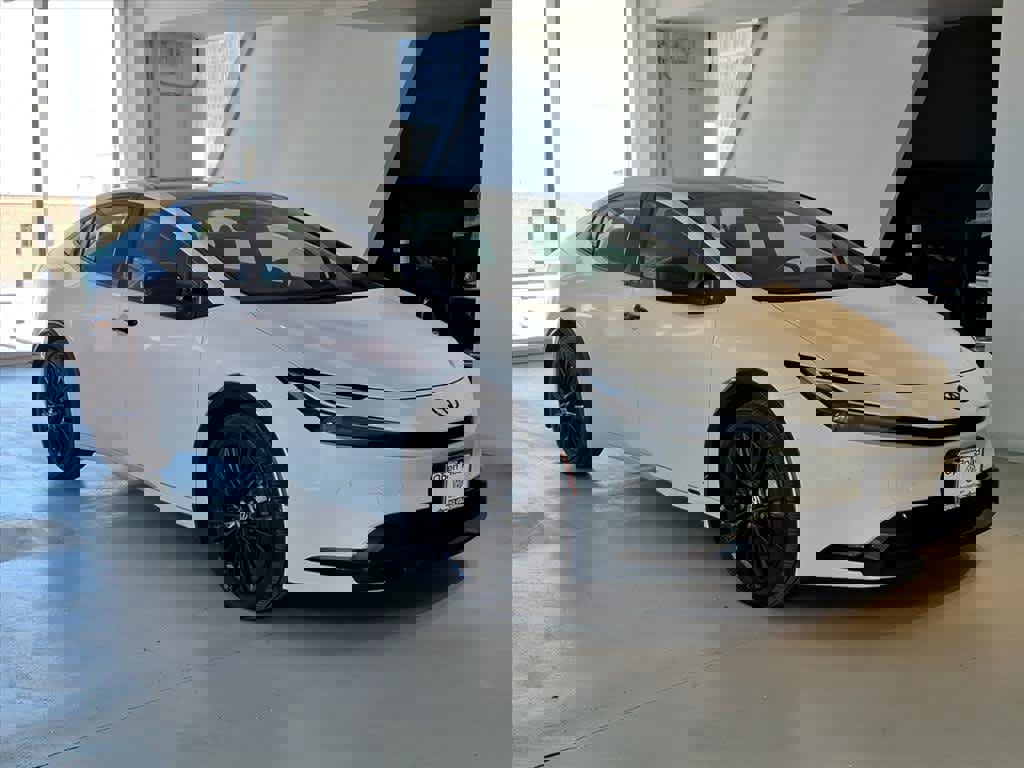 Used 2025 Toyota Prius AWD image 3