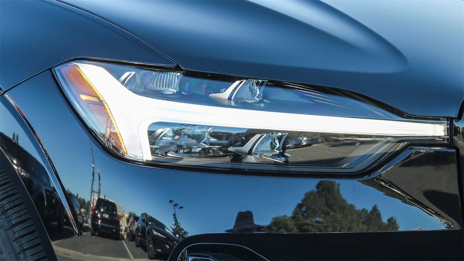 Used 2025 Volvo XC60 B5 Plus image 4