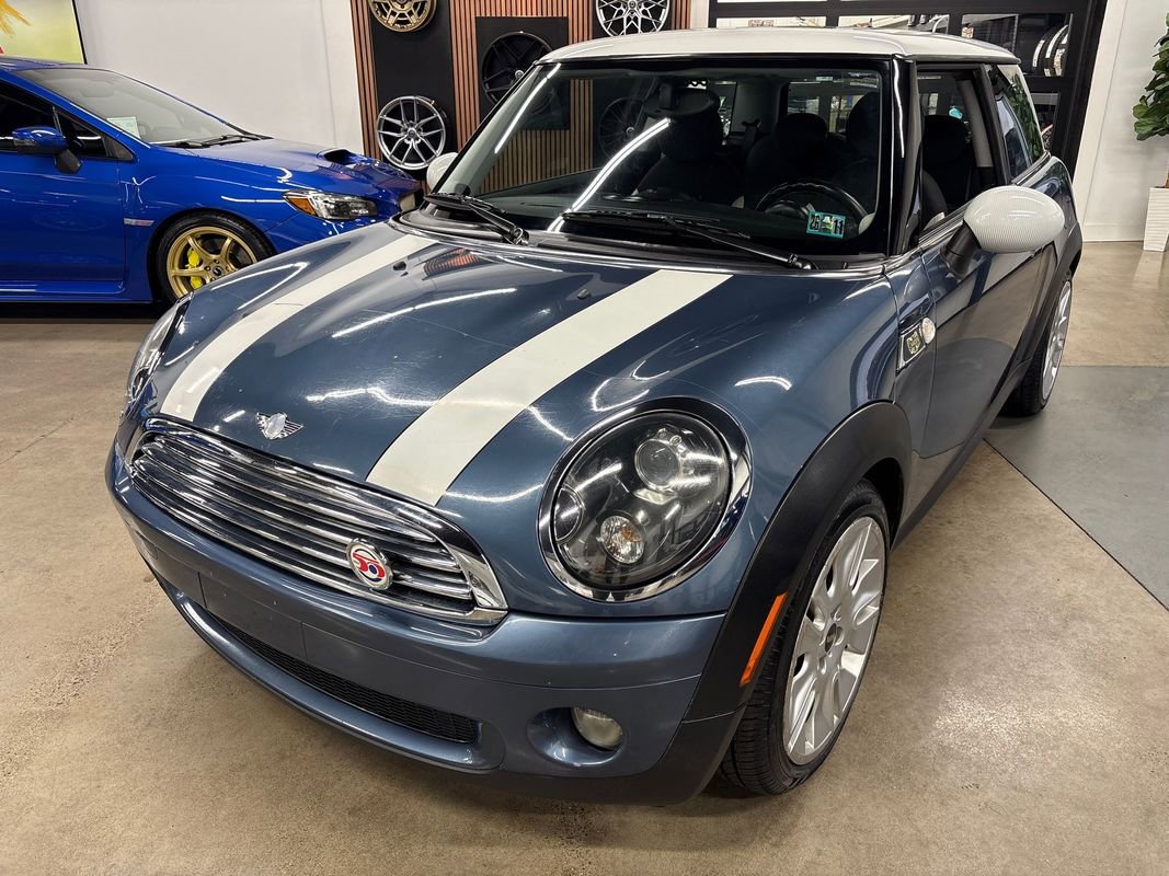 Used 2010 MINI Cooper Hardtop image 2