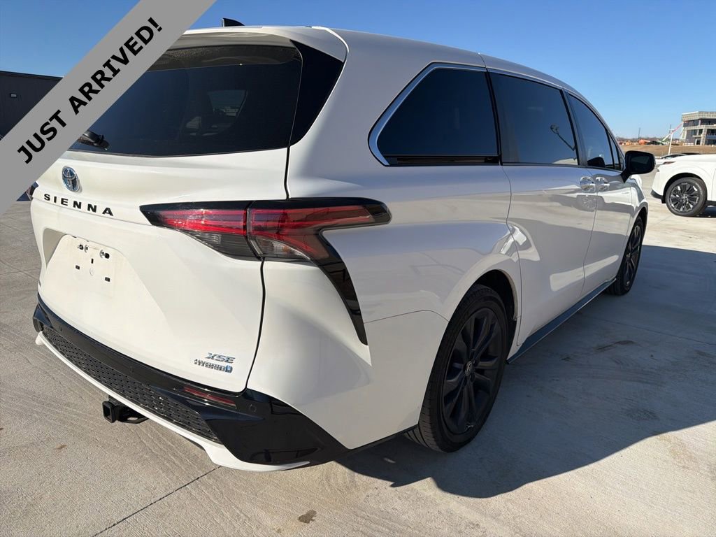 Used 2022 Toyota Sienna XSE image 5