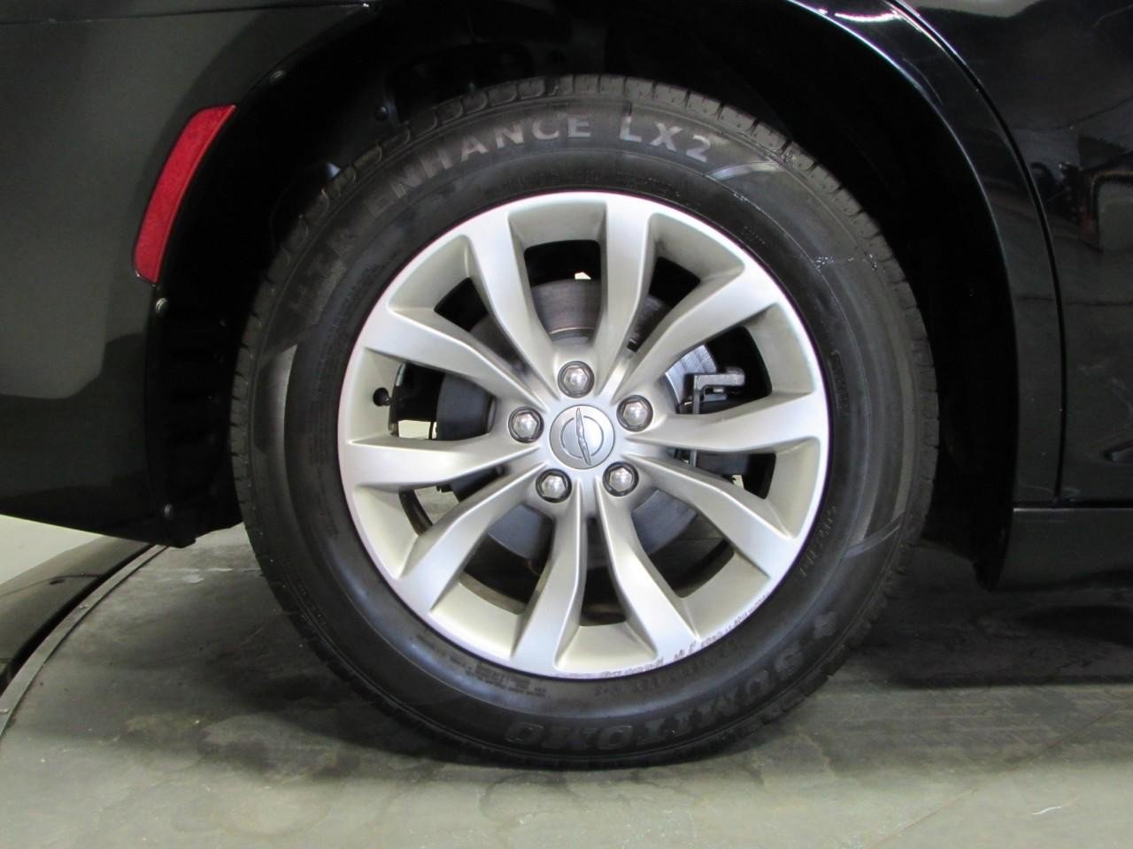 Used 2020 Chrysler 300 Touring image 9