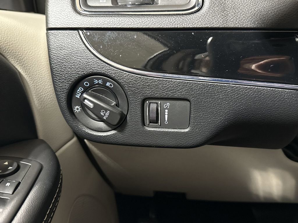 Used 2019 Dodge Grand Caravan SXT FWD image 18