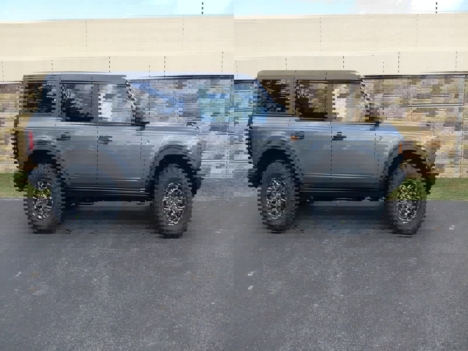 New 2025 Ford Bronco Badlands image 3