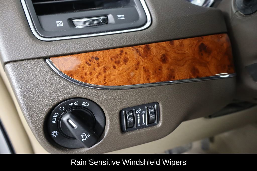 Used 2016 Chrysler Town & Country Touring w/ Driver Convenience Group image 23