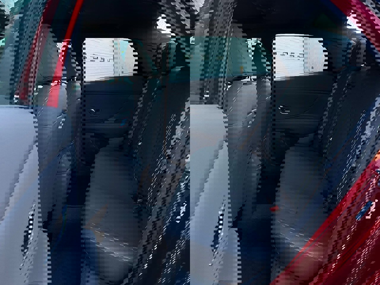 Used 2025 Hyundai Elantra SEL image 11