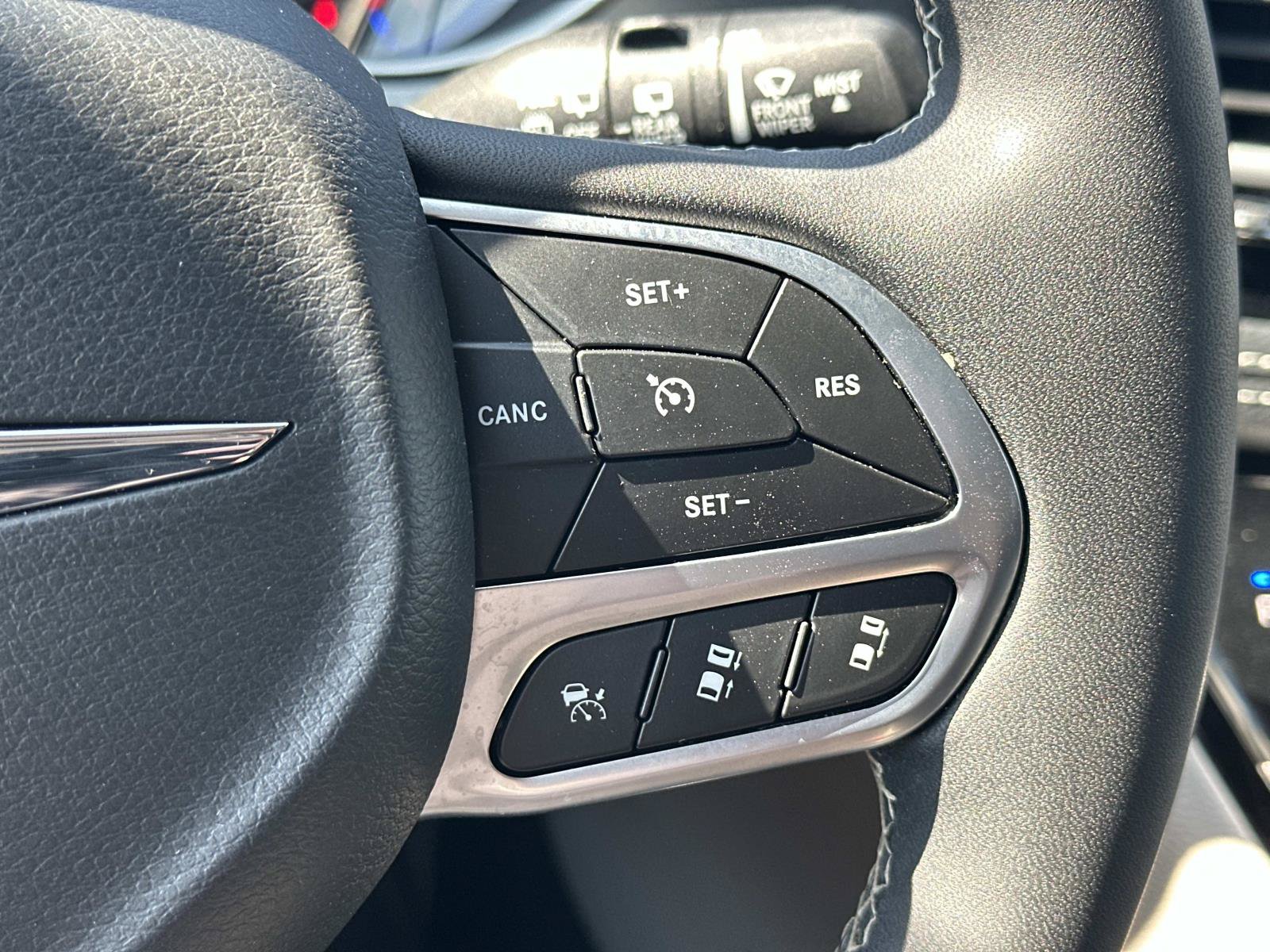 Used 2022 Chrysler Pacifica Touring-L FWD image 23