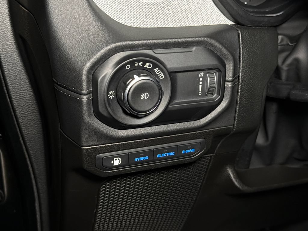 Used 2024 Jeep Wrangler Unlimited Sahara AWD/4WD image 19
