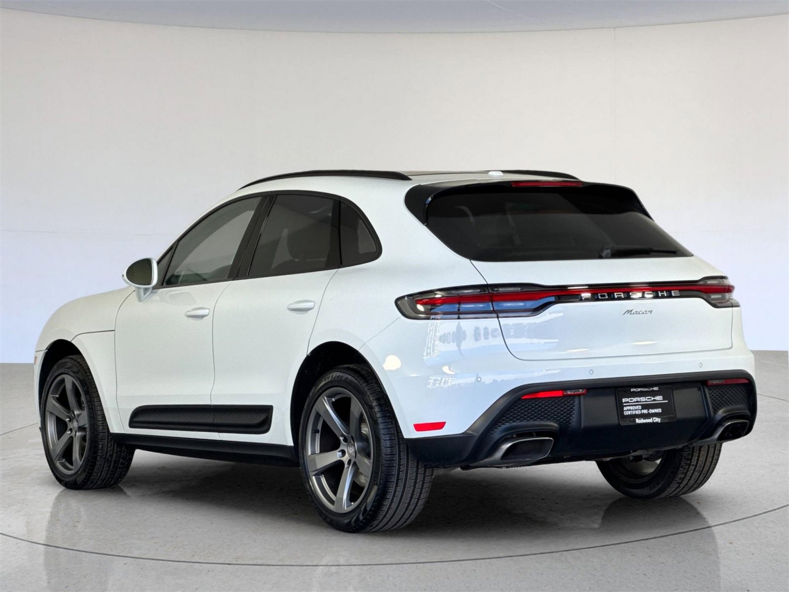 Used 2025 Porsche Macan image 3
