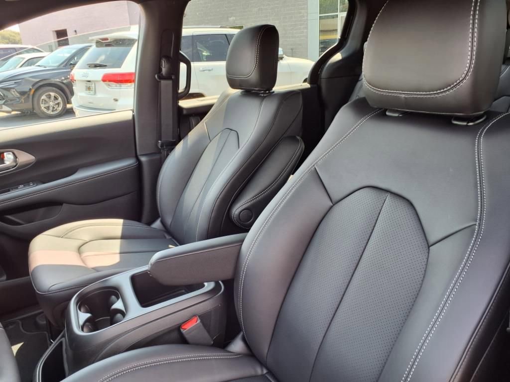 New 2026 Chrysler Pacifica Select image 14