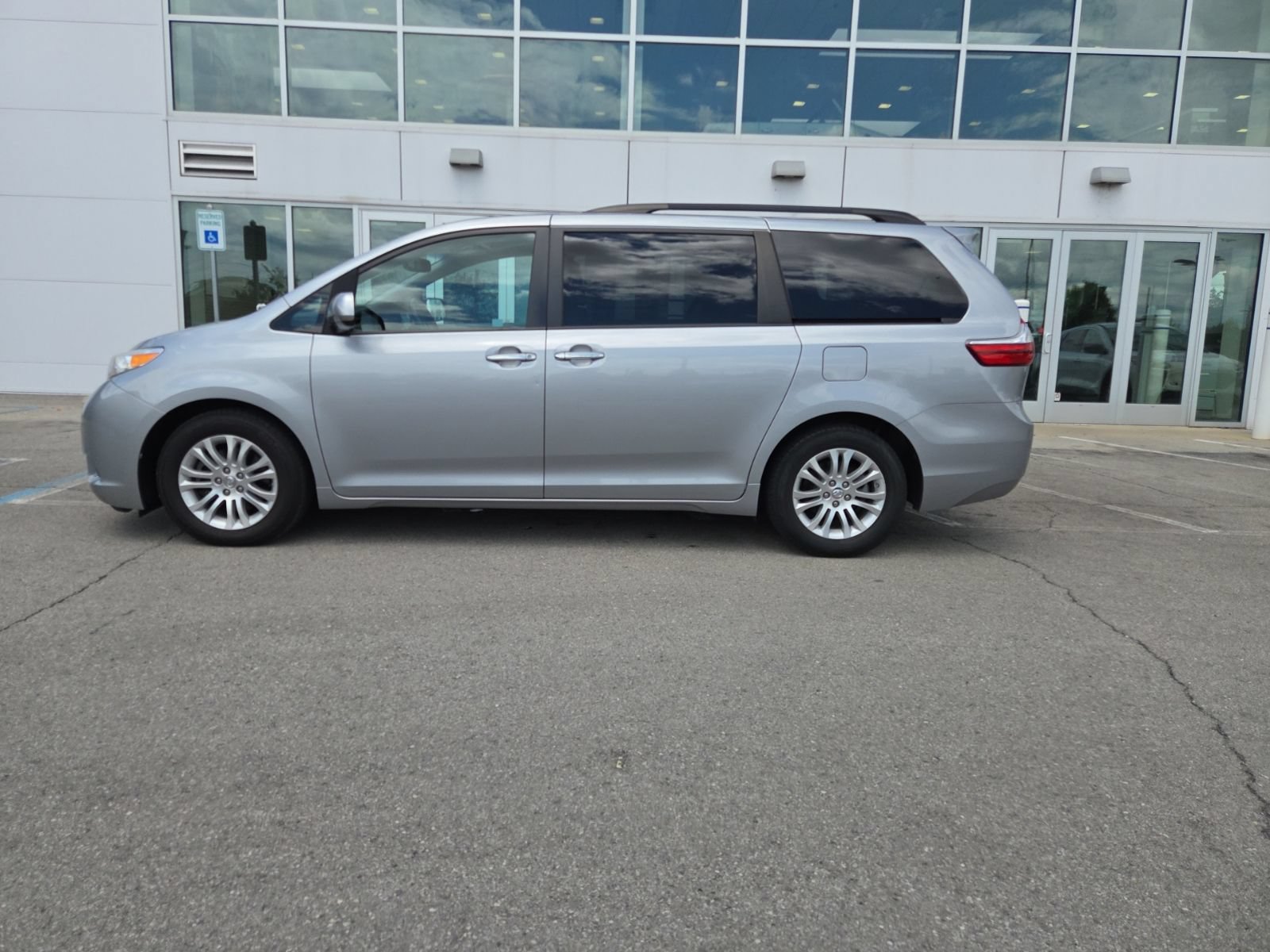 Used 2017 Toyota Sienna XLE FWD image 11