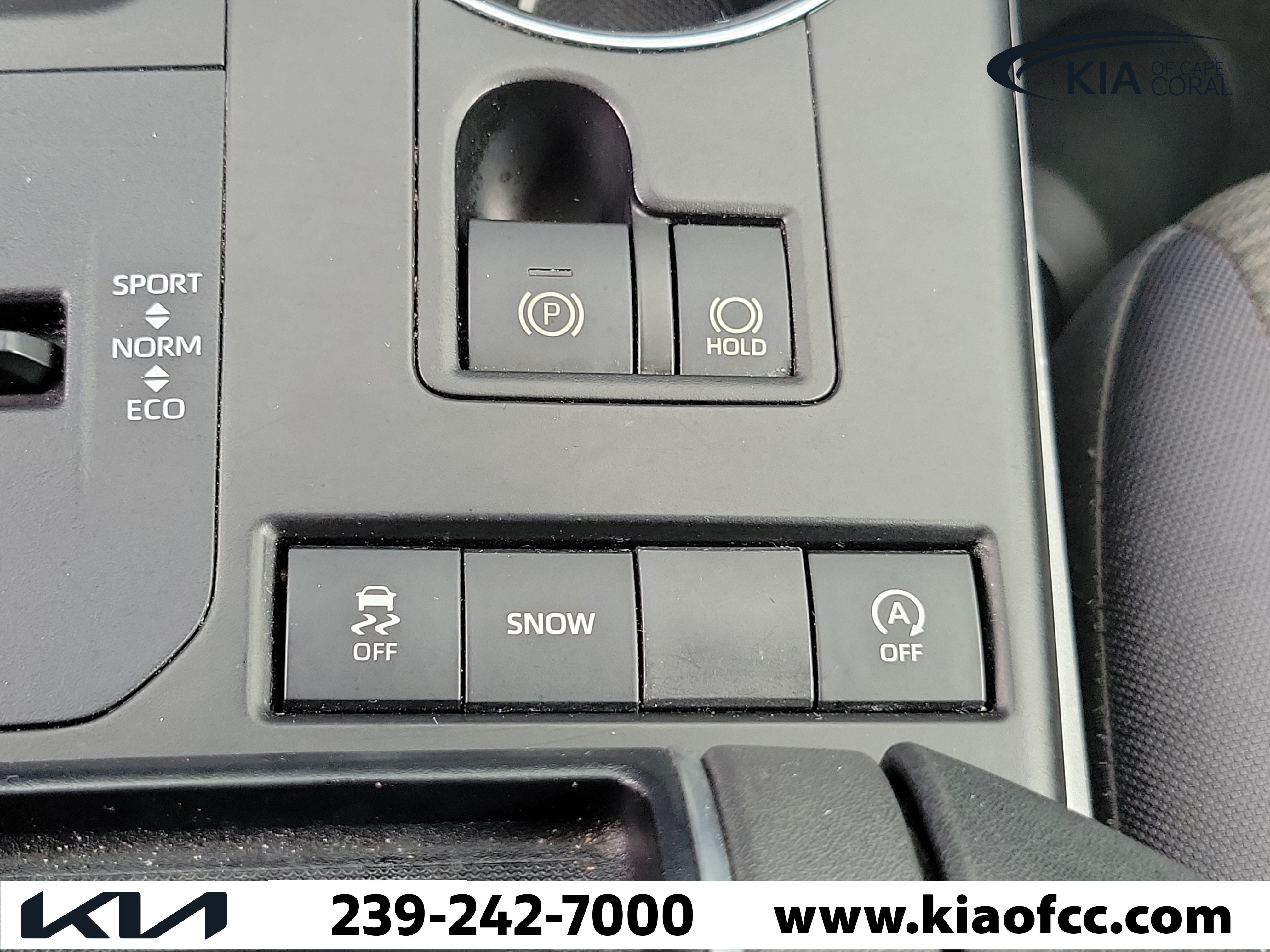 Used 2021 Toyota Highlander LE FWD image 28