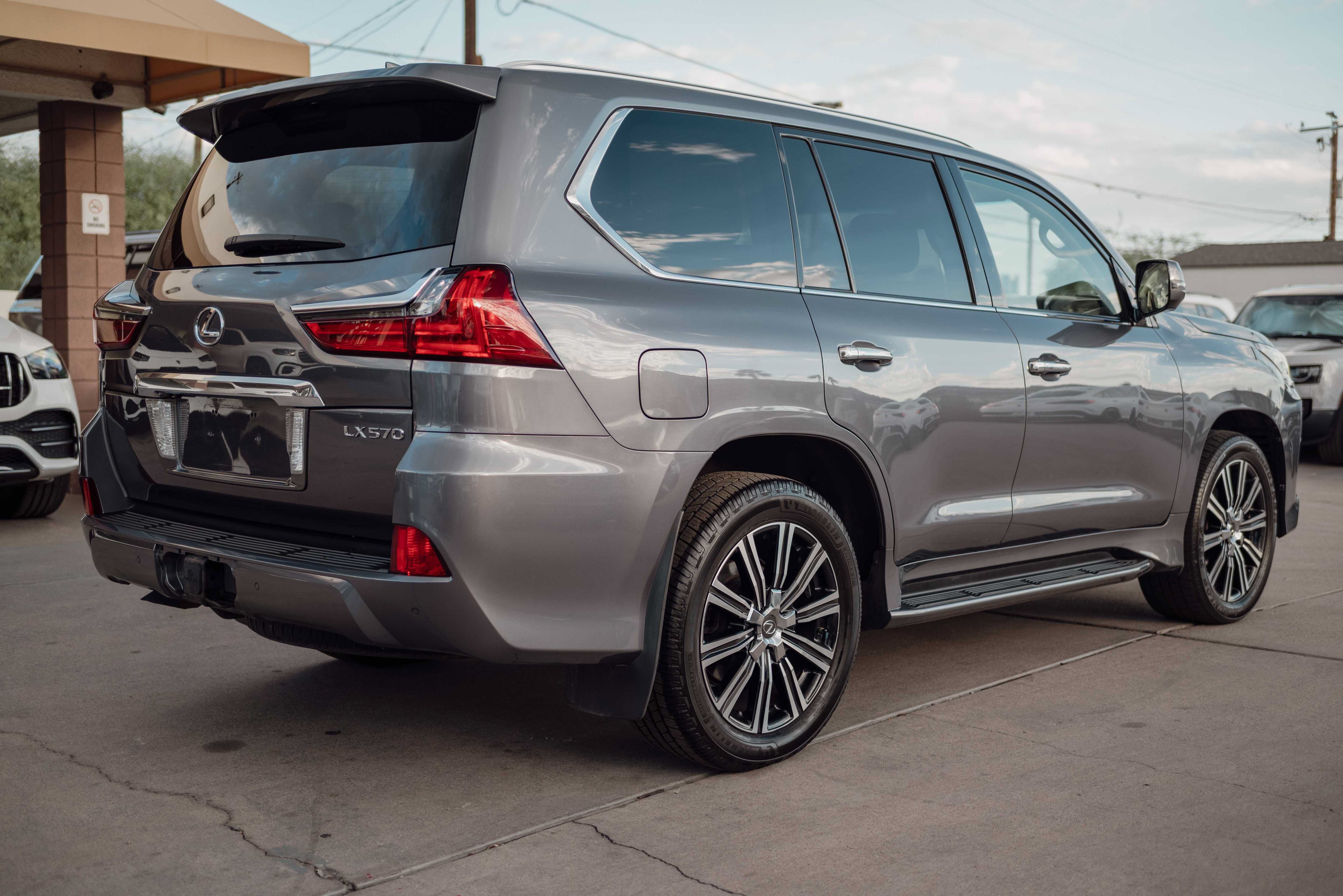 Used 2016 Lexus LX 570 4WD w/ Luxury Package image 3