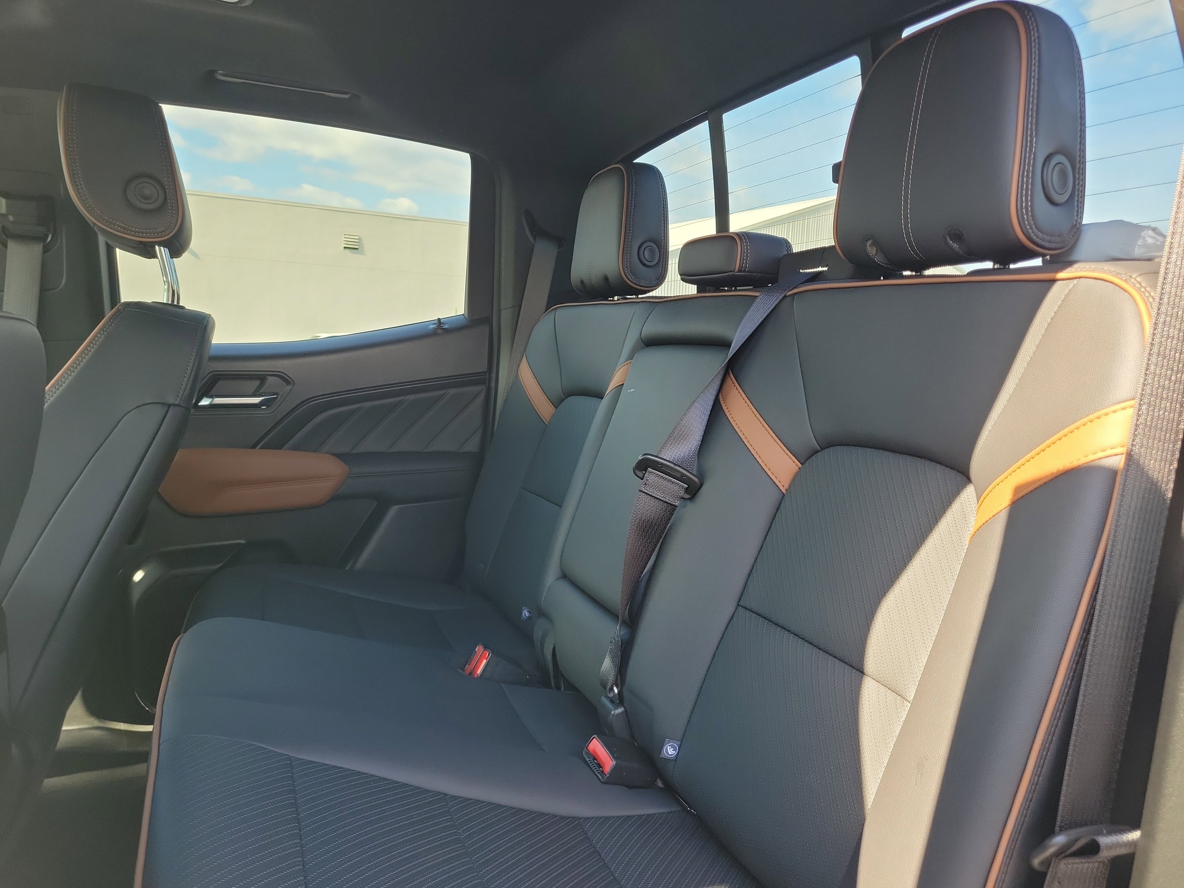 Used 2024 GMC Canyon AT4 w/ AT4 Premium Package AWD/4WD image 10