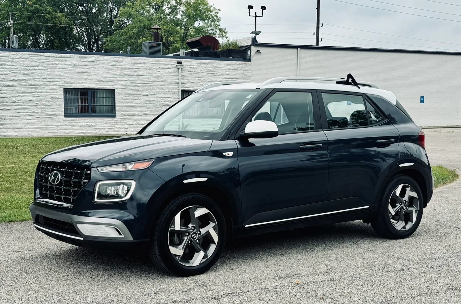 Used 2021 Hyundai Venue FWD image 6